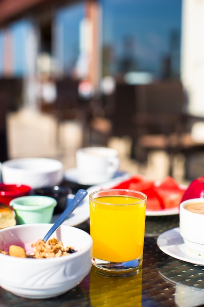 Cacao, jugo, muesli y frutas para el desayuno en una cafetería del resort.