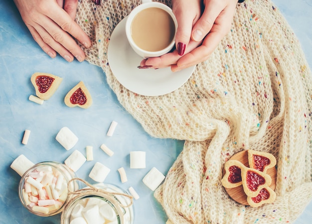 Cacao con malvaviscos y un corazón de galleta. Enfoque selectivo