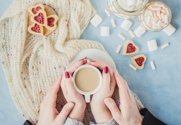 Cacao con malvaviscos y un corazón de galleta. Enfoque selectivo