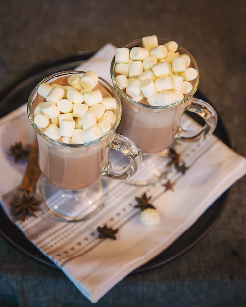 Cacao con malvaviscos sobre fondo de Navidad Bebida de enfoque selectivo