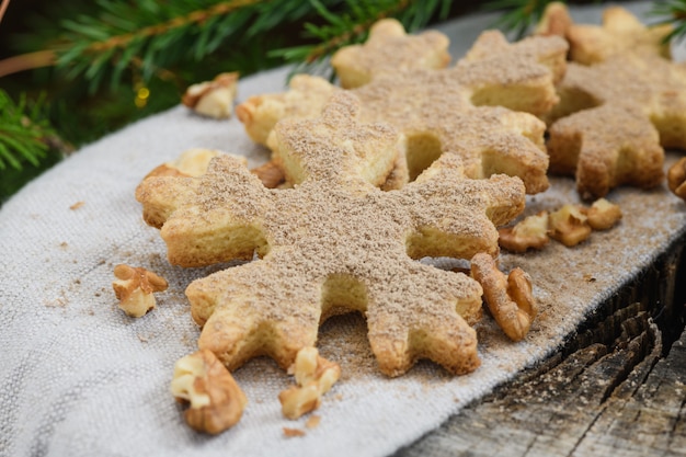 Cacao de Navidad con malvaviscos y galletas sobre fondo de madera