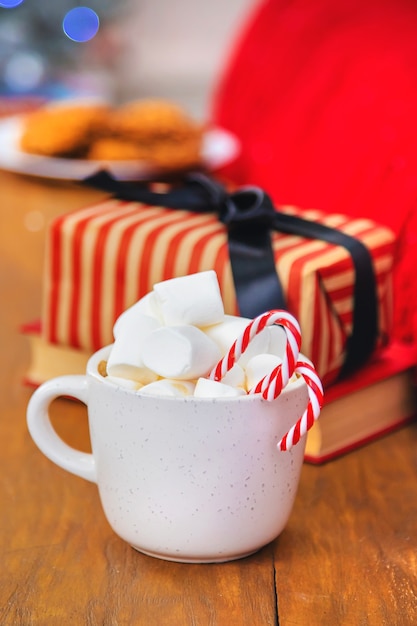 Cacao navideño con malvaviscos y caramelos. Enfoque selectivo. Fiesta.