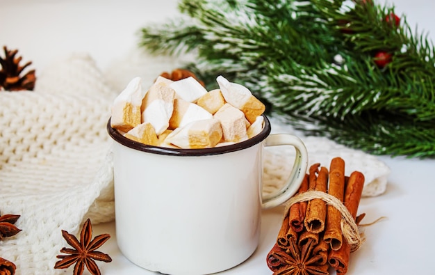 Cacao navideño con malvaviscos. vacaciones neweyar. Enfoque selectivo alimentos.