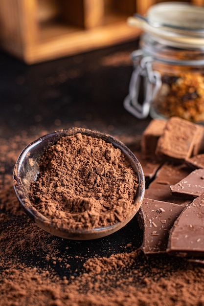 Cacao en polvo de cacao para hacer postres porción fresca lista para comer bocadillo en la mesa