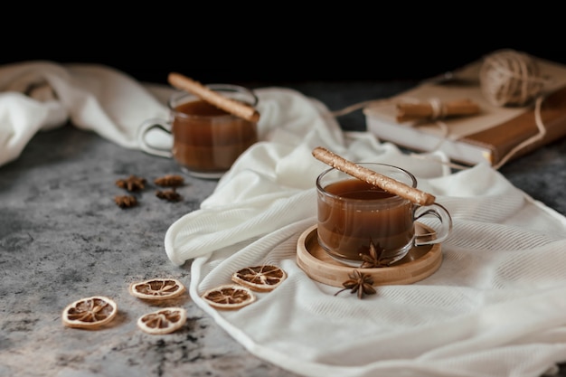 Cacao en una taza de vidrio sobre la mesa de cerca el enfoque suave