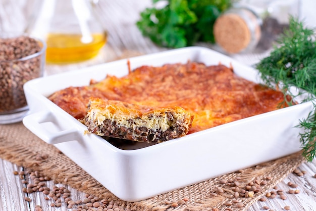 Caçarola com lentilha, ovo e queijo em forma de cerâmica