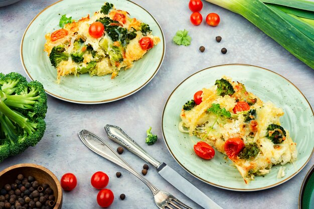 Caçarola de batata com brócolis e tomate