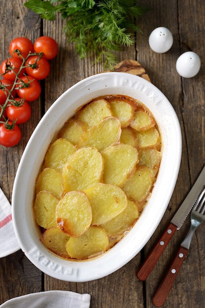 Foto caçarola de batata com creme de cebola