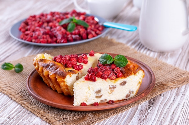 Caçarola de bolo de queijo cottage com frutas vermelhas