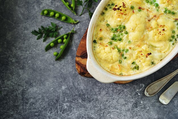 Caçarola de couve-flor com ervilhas e cebolas