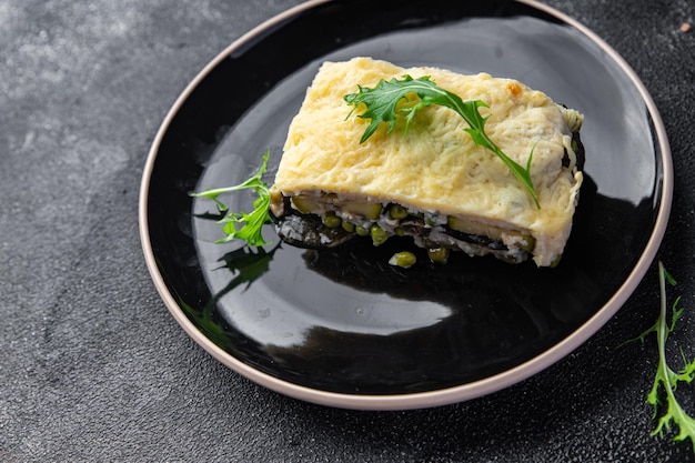 caçarola de legumes berinjela, abobrinha, ervilha, queijo, molho bechamel refeição de lasanha de legumes