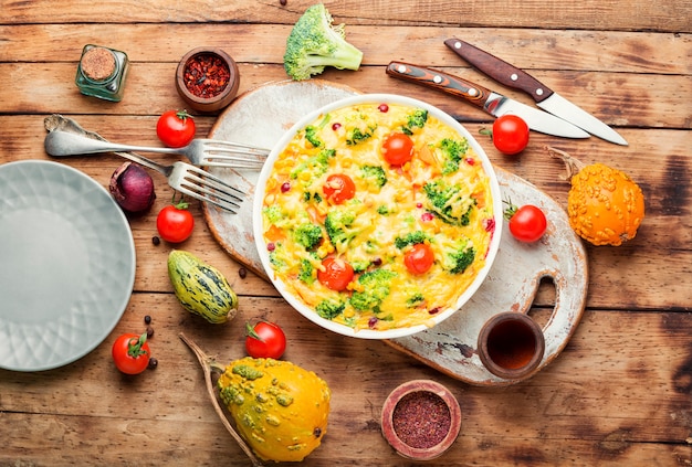 Caçarola de legumes com brócolis, tomate e abóbora. Caçarola de legumes vegetarianos