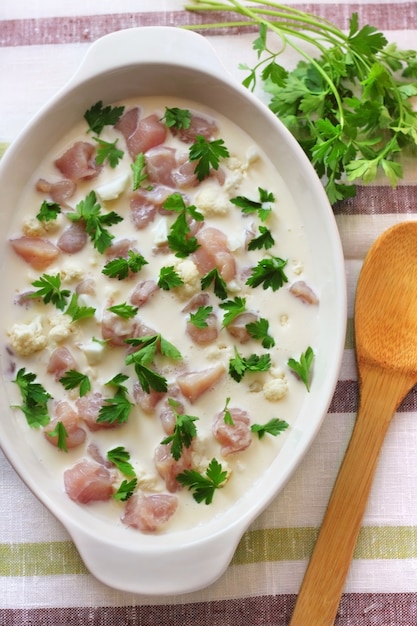 Foto caçarola de peito de frango e couve-flor pronta para cozinhar