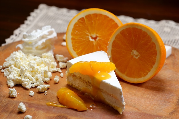Foto caçarola de queijo cottage com fatias de laranja