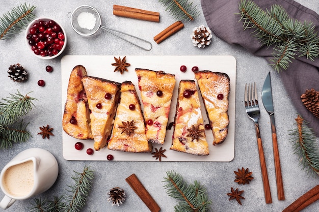 Caçarola de torta de queijo cottage com cranberries e especiarias polvilhadas com açúcar de confeiteiro em um carrinho de madeira