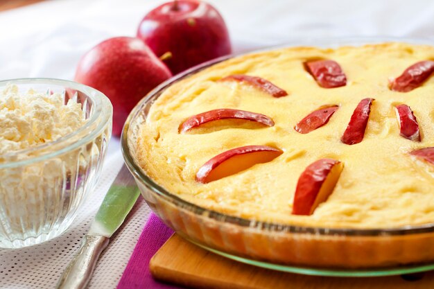 Caçarola doce de queijo cottage com maçãs e ovos ao ar livre