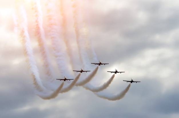 Caças de aeronaves da equipe acrobática trilha de fumaça no céu.
