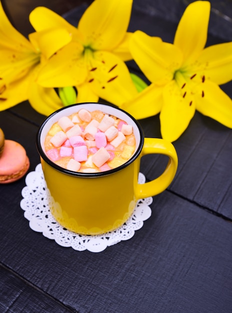 Cacau beber em uma caneca amarela com um marshmallow