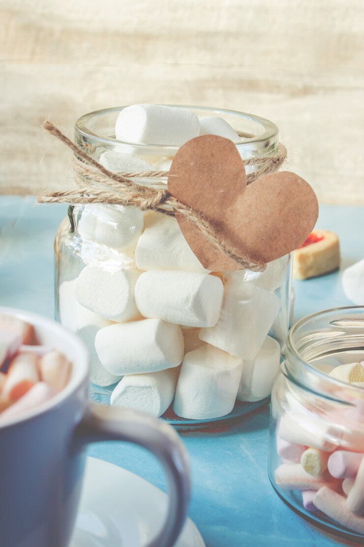 Foto cacau com marshmallows e um coração de biscoito. foco seletivo.
