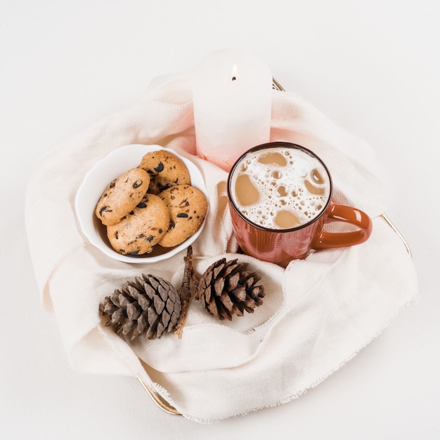 Cacau de bebida quente tradicional de Natal com marshmallow