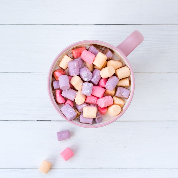 Cacau de Natal com marshmallow em um copo-de-rosa