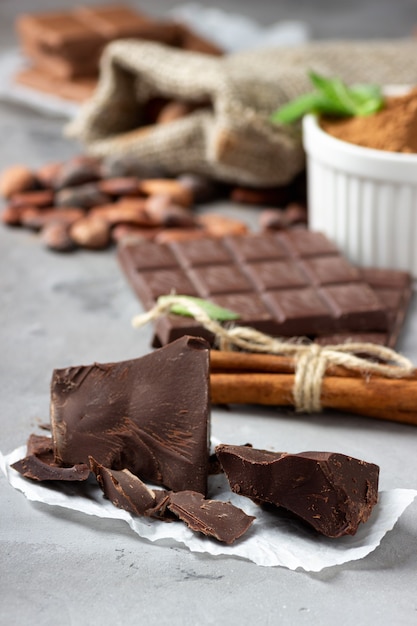 Cacau e chocolate em fundo de pedra cinza.