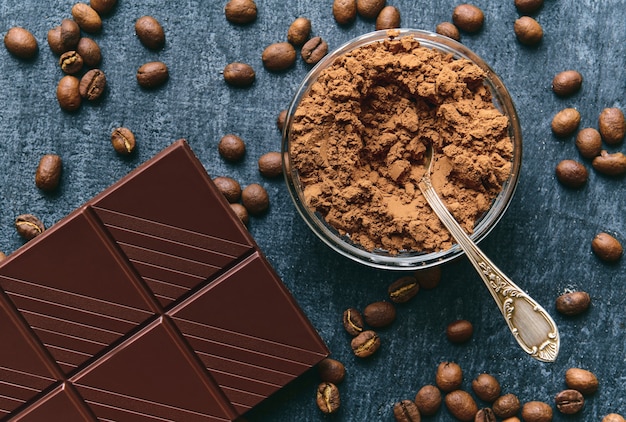 Cacau em pó, grãos de café fritos e barra de chocolate