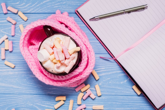 Cacau em um copo com marshmallow na mesa