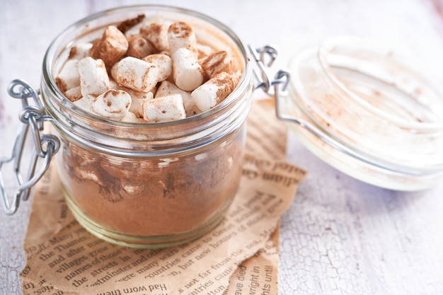 Foto cacau em uma jarra com marshmallows