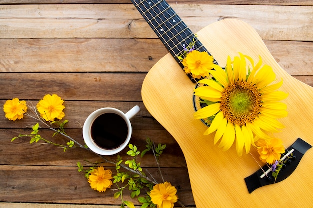 Cacau, guitarra e cosmos, girassóis em madeira