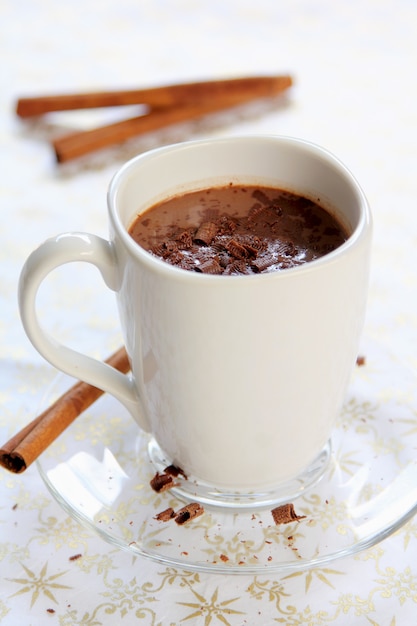 Cacau ou chocolate quente com cobertura de raspar de chocolate