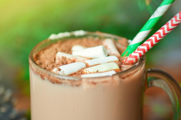 Cacau quente na mesa Cacau quente ou chocolate com composição de férias de Natal e Ano Novo de marshmallow