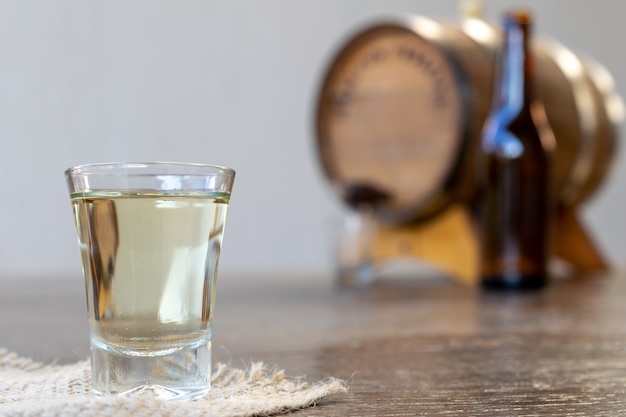 Cachaa, ein typisch brasilianisches Zuckerrohrgetränk. Brandy tropft.