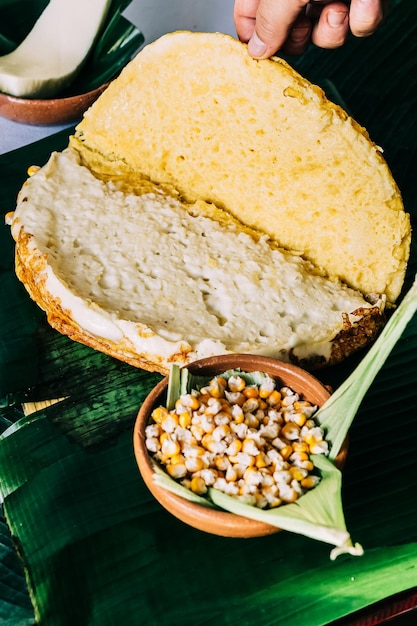 Cachapa aberta recheada com queijo, com miolo de milho. comida venezuelana.