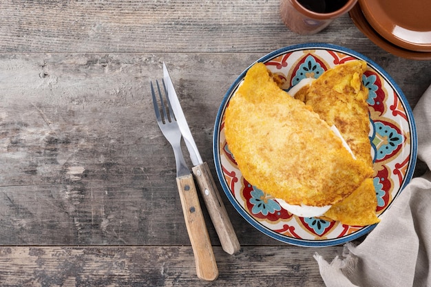 Cachapa de carne venezuelana tradicional na mesa de madeira