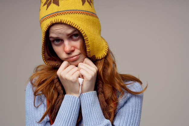 Cachecol de pescoço de mulher ruiva com um chapéu na cabeça fundo isolado Foto de alta qualidade