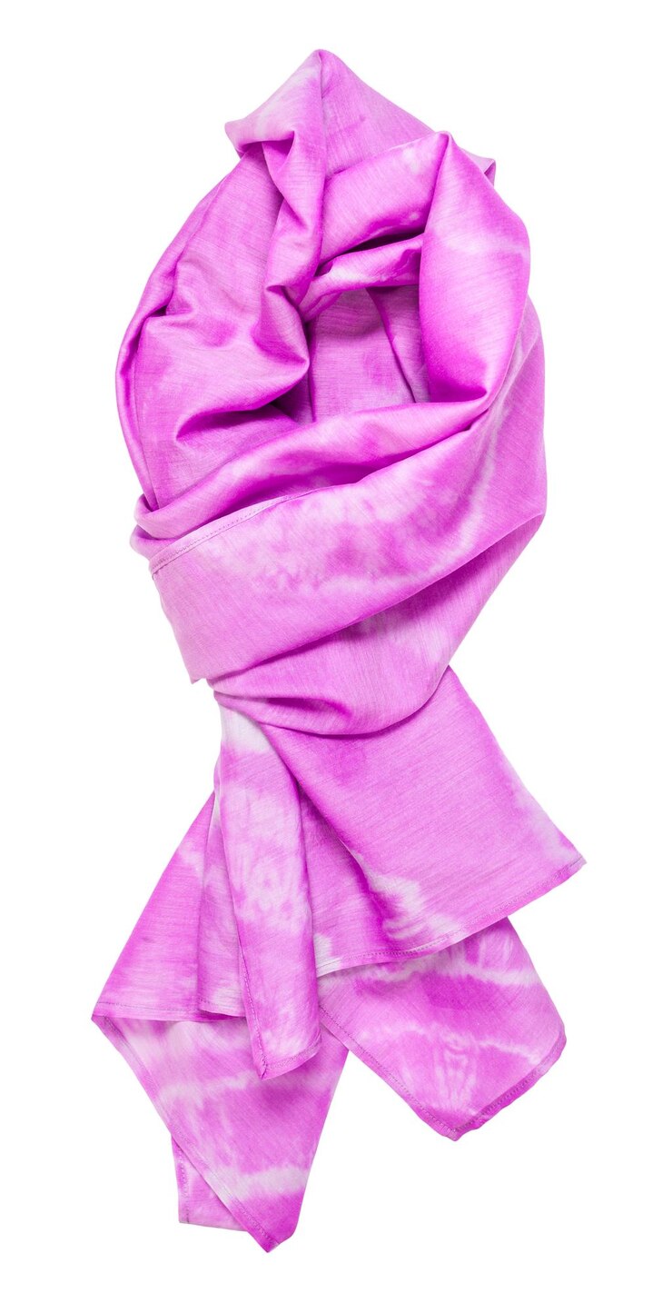 Foto cachecol rosa amarrado com padrão abstrato isolado