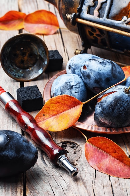 Cachimba y ciruela de otoño.