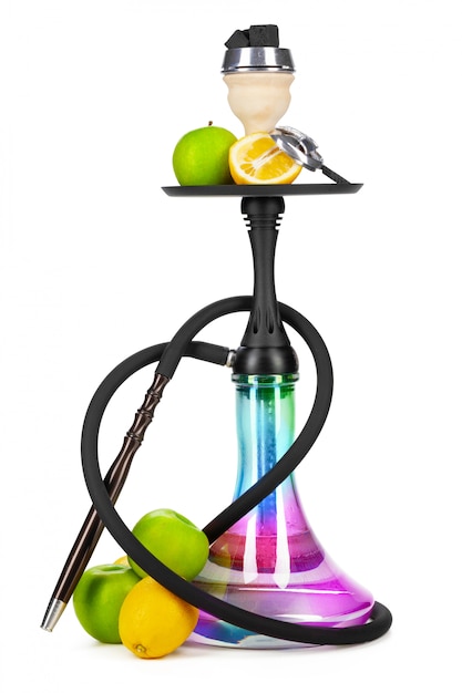 Cachimba con frutas aisladas en blanco