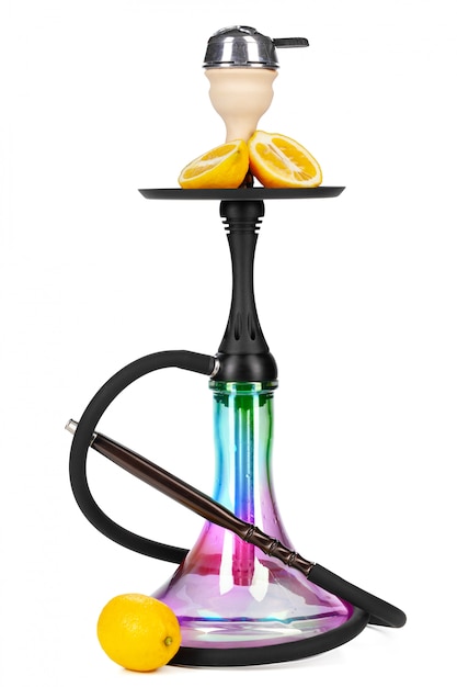 Foto cachimba con frutas aisladas sobre fondo blanco.