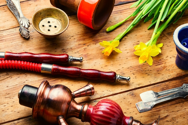 Cachimba de fumar exótica con tabaco de narguile con aroma a narciso