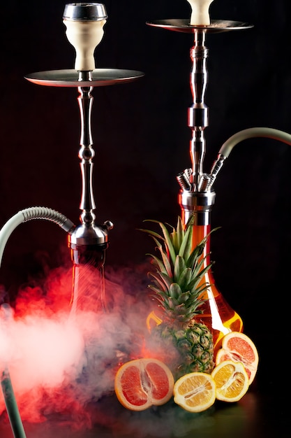 Foto cachimba de sabor a frutas aislado sobre fondo negro