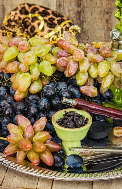 Cachimba, sabor a tabaco de las uvas. Enfoque selectivo