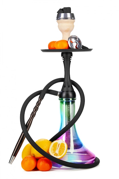 Cachimbo de água com frutas isolado no fundo branco