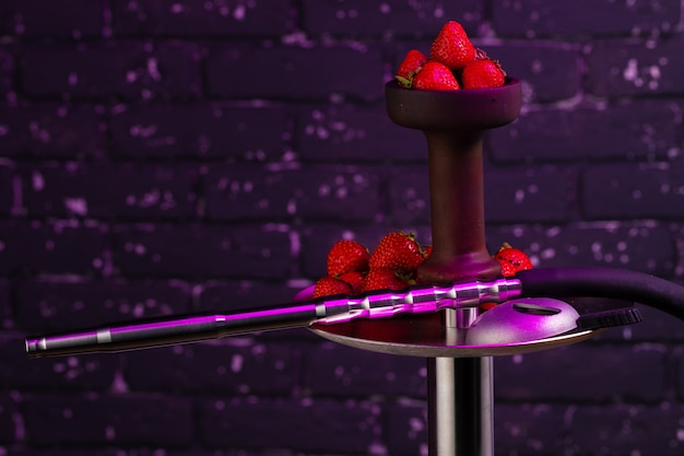 Foto cachimbo de água com sabor de morango em fundo escuro