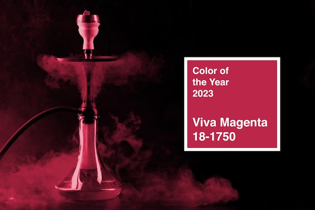 Cachimbo de água de fumar em fundo preto com cor de nevoeiro cor do ano viva magenta