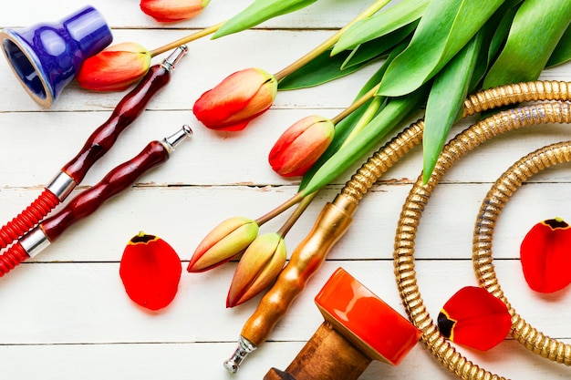 Cachimbo de água moderno para fumar. Shisha com aroma de flores. Tabaco para cachimbo de água com flores.