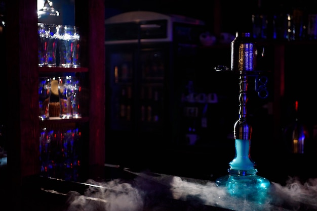 Cachimbo de água no fundo de um bar, luz, fumaça, poluição