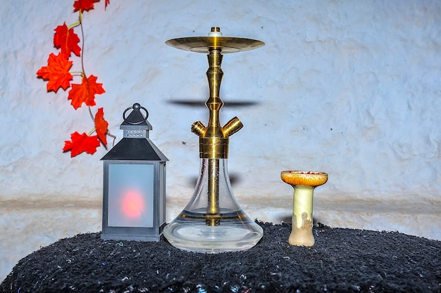 Cachimbo de água ou narguilé preparado na mesa de um bar