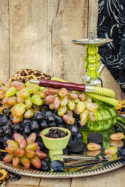 Foto cachimbo de água, sabor de tabaco das uvas. foco seletivo.